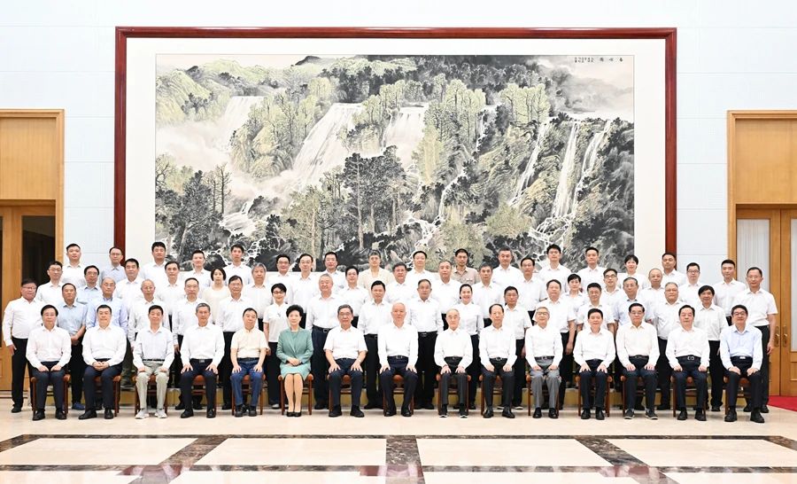 蔡奇看望慰问北戴河暑期休假专家