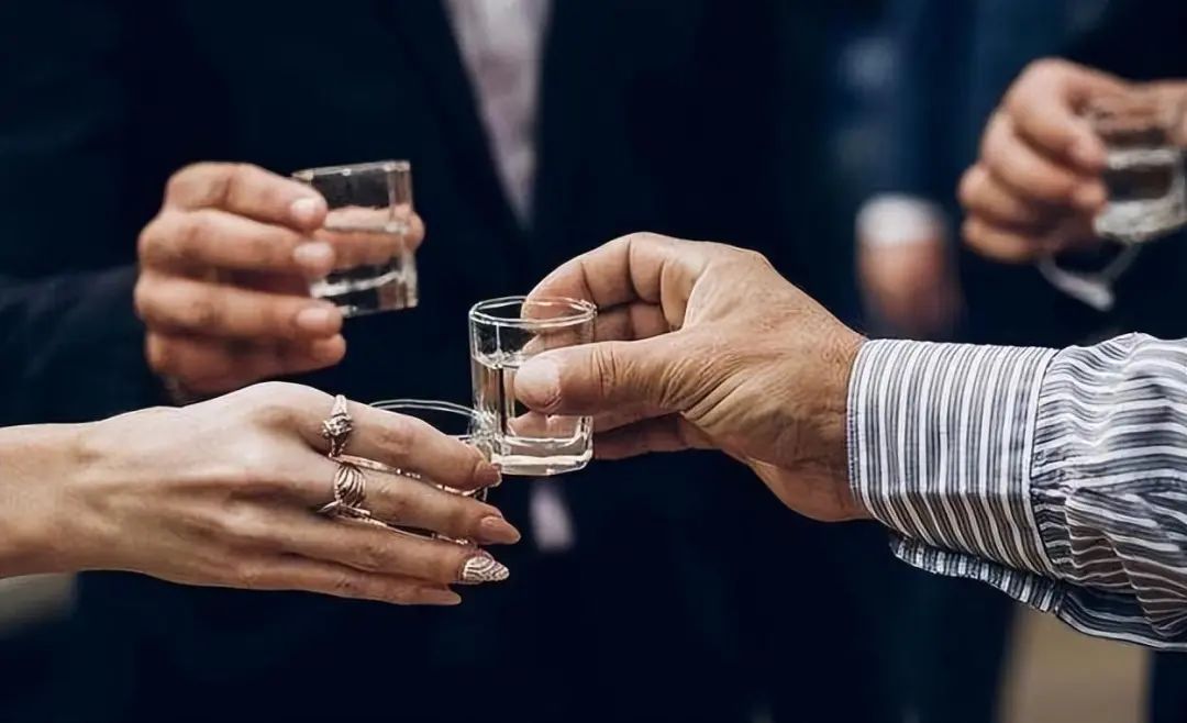 下午两点就开始喝酒的人