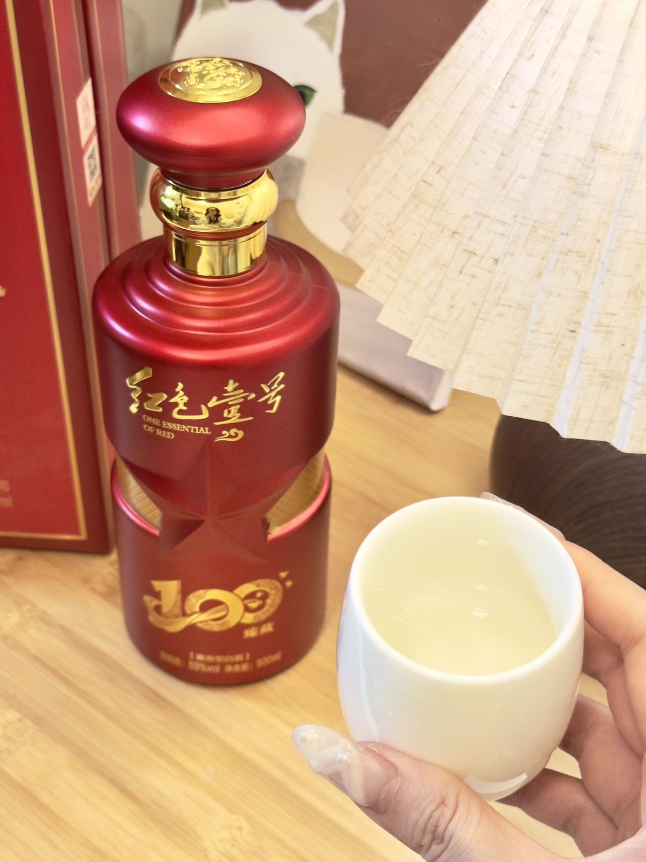 臻藏100 美女手指持酒.jpg