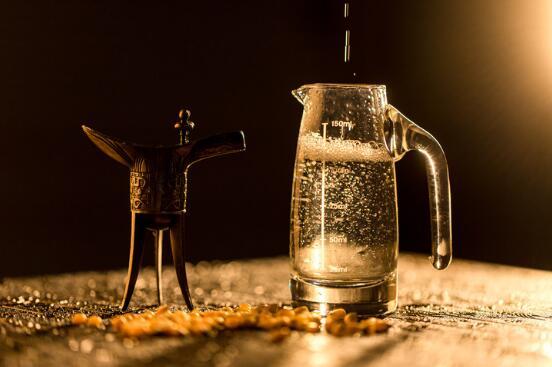 富不踏三地，穷不近两人；饿死不耕丈人田，渴死不饮无名酒