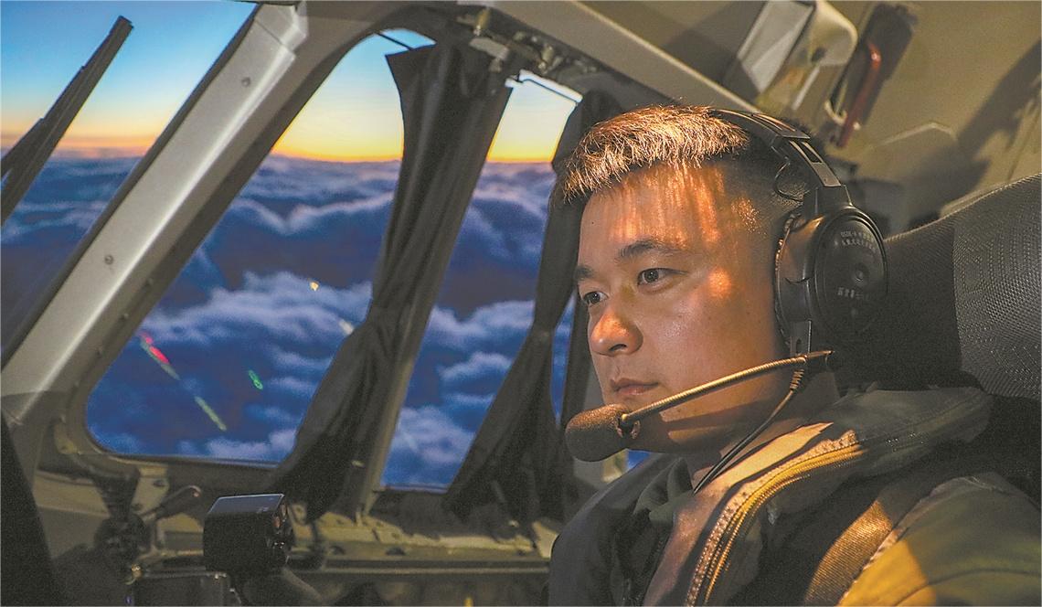 振翅云端 巡猎海天——海军航空兵某部长航时反潜训练影像