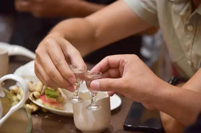 多碰杯，常碰面