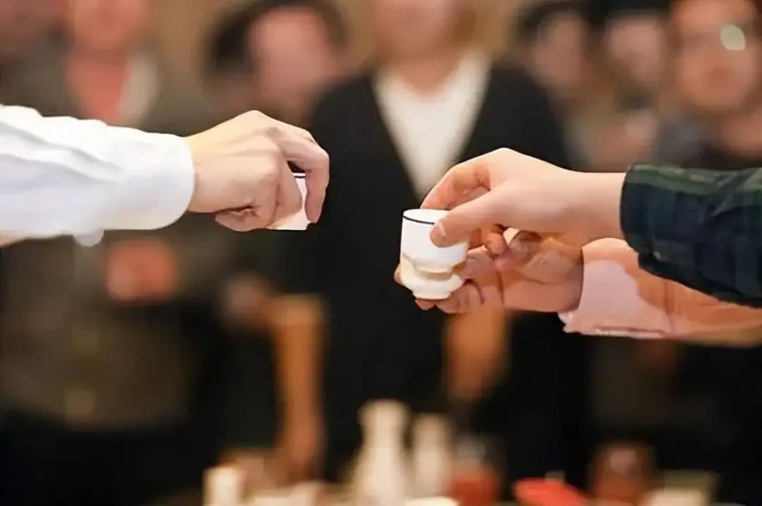 500ml的白酒和500ml的水一样重吗？答案也许和你想的不一样