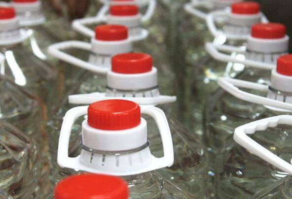 塑料瓶是否可以用来装白酒？