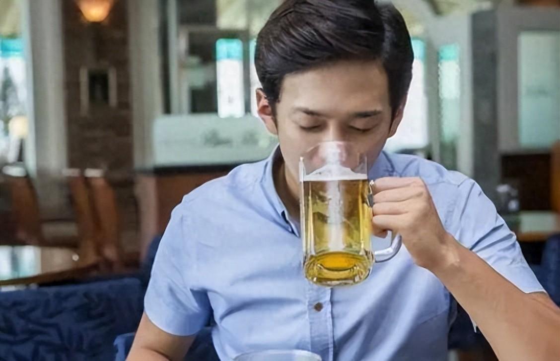 喝“白酒”和“啤酒”，哪个对身体伤害大？建议男性朋友了解一下