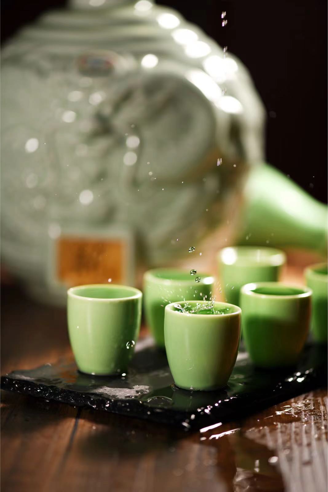 酒中同乐，人生美哉