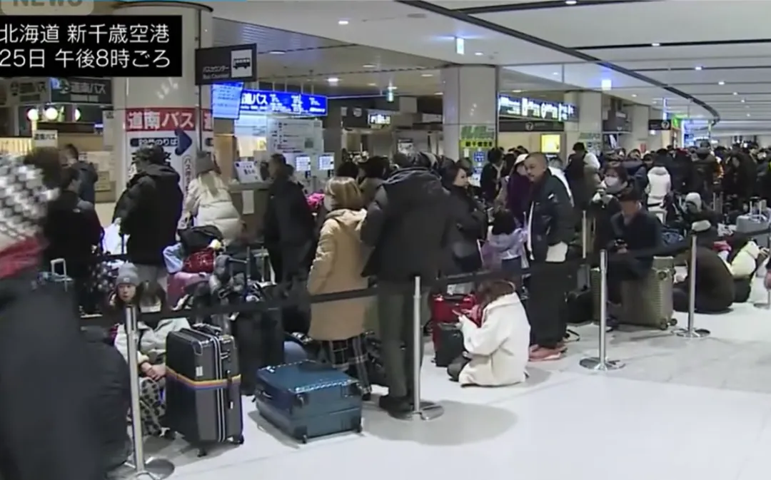 多名中国网友发文称滞留日本，航班大量取消，“简直是灾难”；现场画面：超市货架被拿空，约7000人在机
