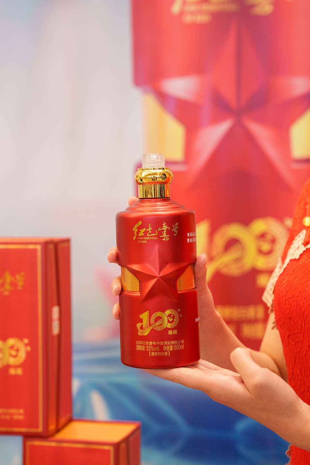 因为生活无情，才懂杯中有真情