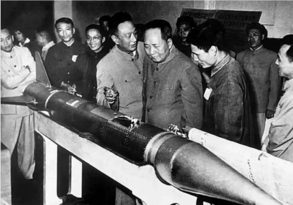 1960年5月，毛泽东在上海参观中国研究制造的第一枚探空火箭‍.png