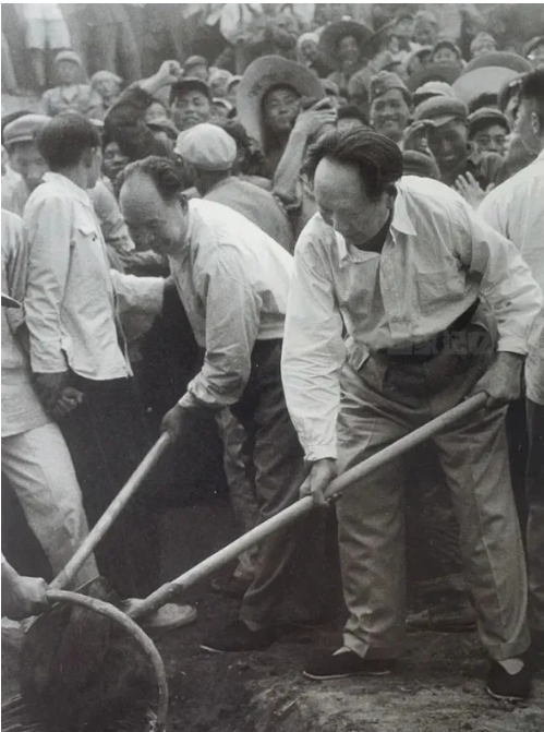 毛主席艰苦朴素.png