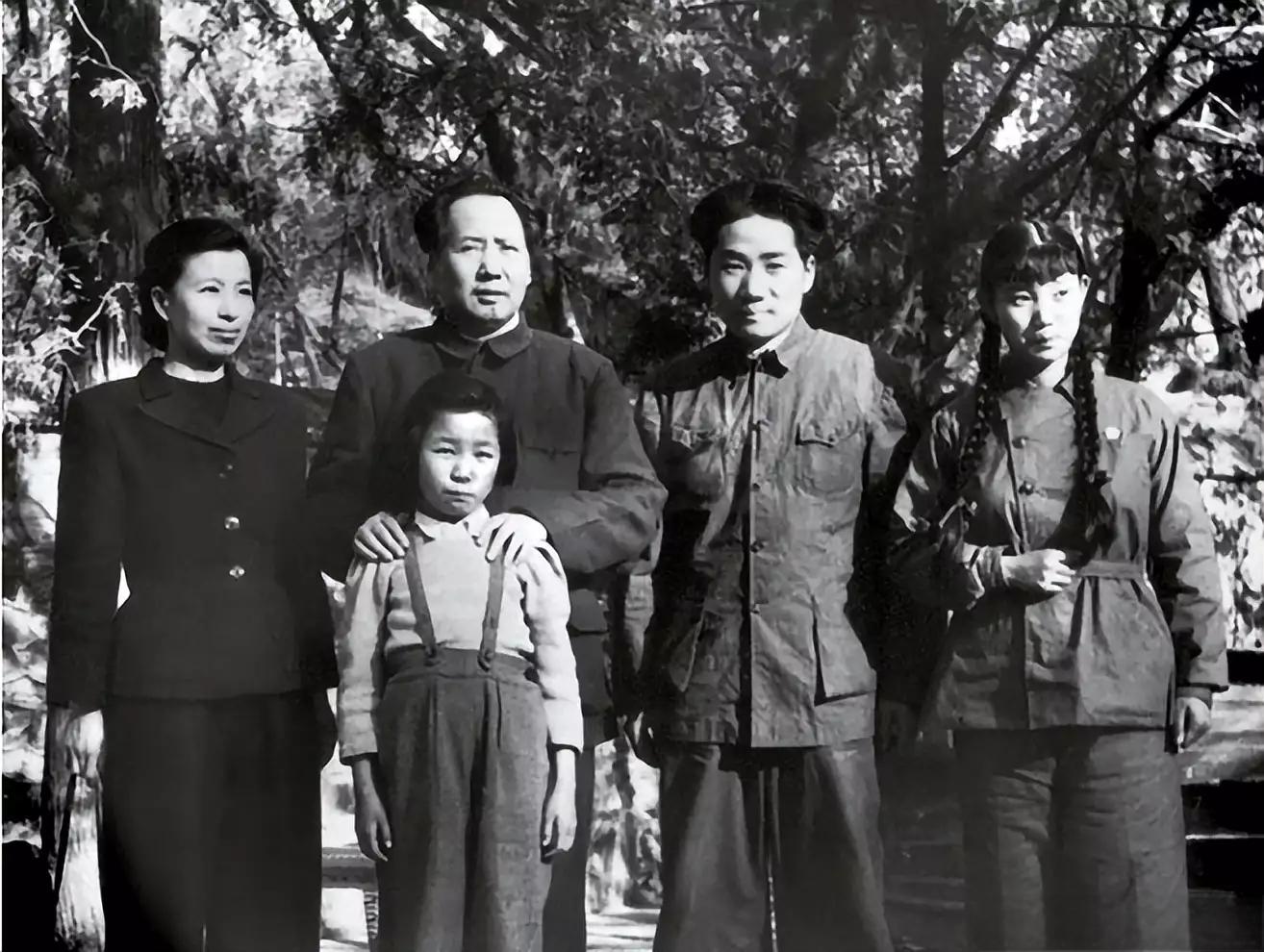 毛岸英是主席和第一任妻子杨开慧所生的儿子。生于1922年10月。毛岸英1950年10月参加朝鲜战争，跟随抗美援朝部队入朝作战。1950年11月25日在美军的空袭中不幸被炮弹击中，英勇牺牲。今天这张全家福，是毛岸英如朝前拍摄的。下面，一起来看看吧！.webp.jpg