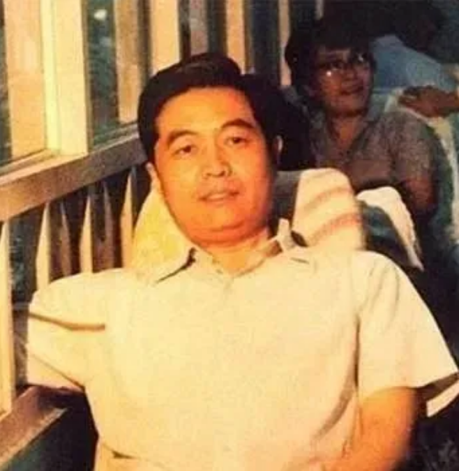 60年前，21岁的胡锦涛写了一篇文章，致敬毛主席，刊登在《人民日报》！