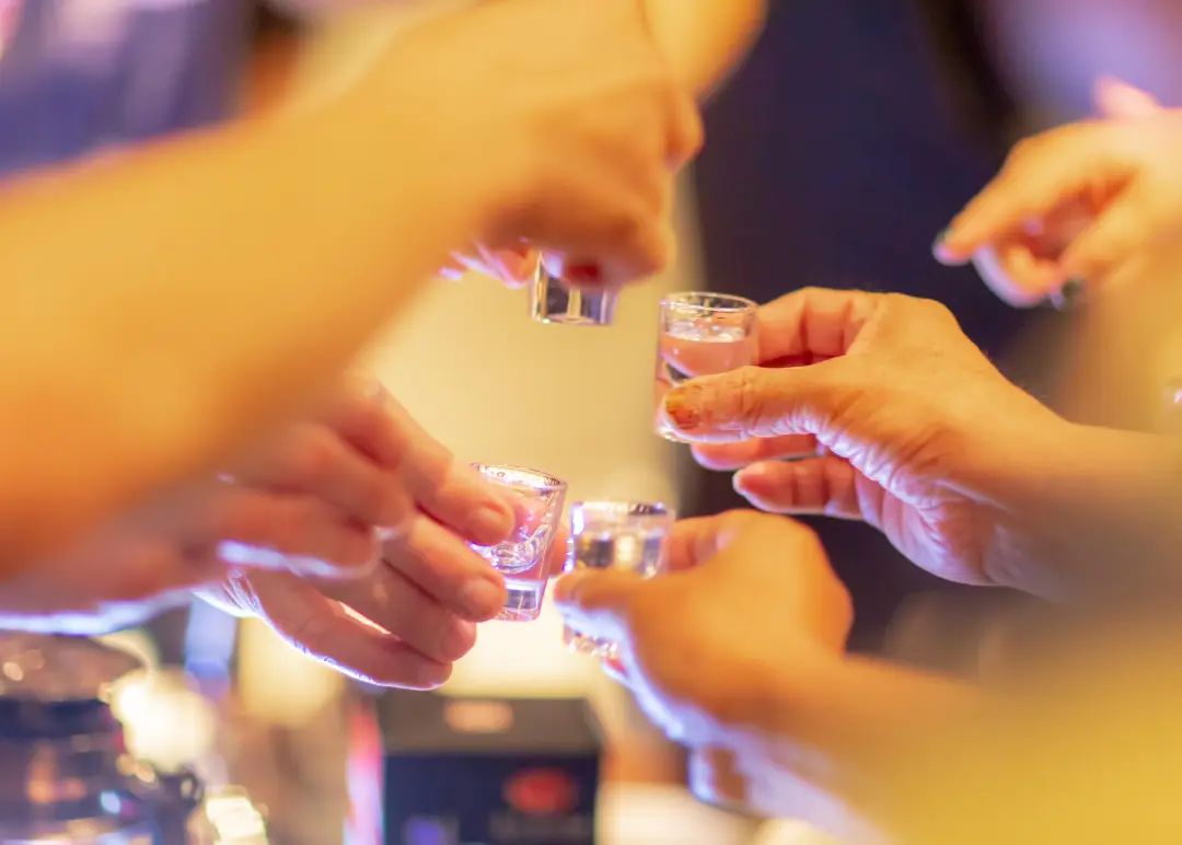 夏季到了,虽然夏天可以喝一点白酒有益身心,但是也有一些注意事项,今天小编就提醒大家喝白酒注意那些事项:.jpg 夏季到了,虽然夏天可以喝一点白酒有益身心,但是也有一些注意事项,今天小编就提醒大家喝白酒注意那些事项:.jpg