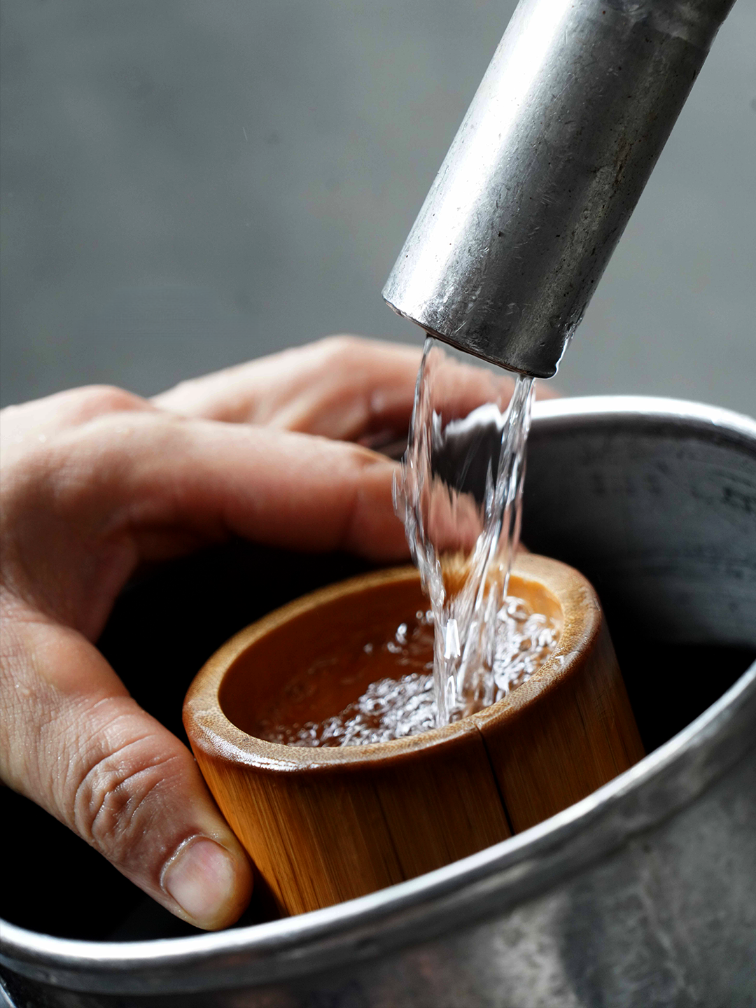 出酒 倒酒.png 茅台酒为什么好喝,核心之一是:37-40℃精准接酒(图1)