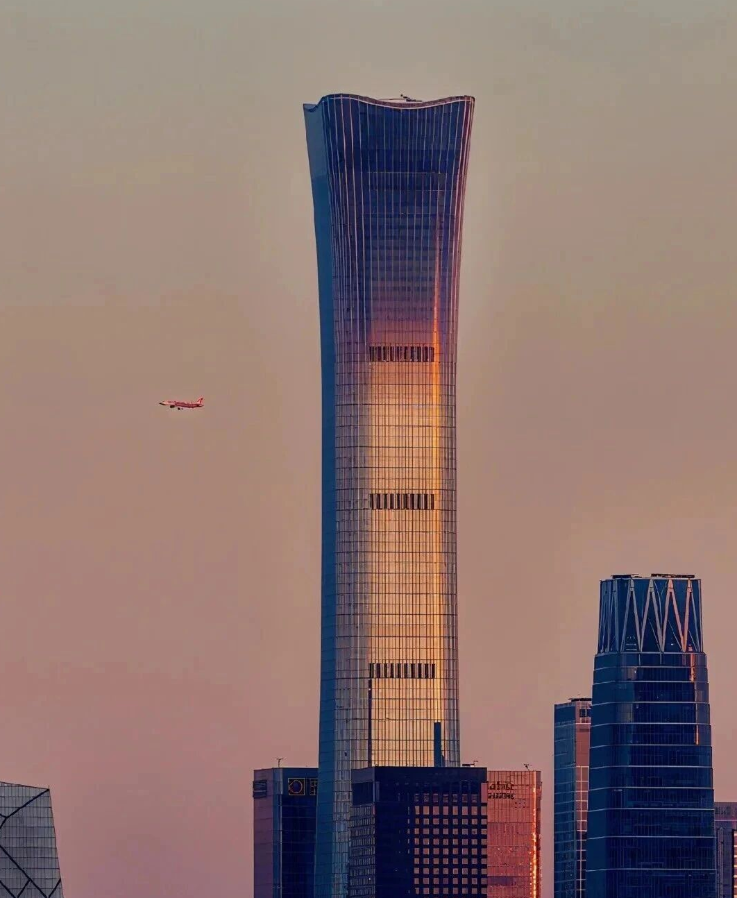 中国尊与飞机