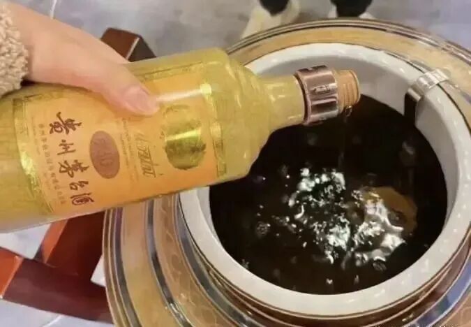 酒造假,1瓶飞天倒酒缸,秒变50斤“茅台酒”,你敢喝吗(图4) 酒造假,1瓶飞天倒酒缸,秒变50斤“茅台酒”,你敢喝吗(图4)