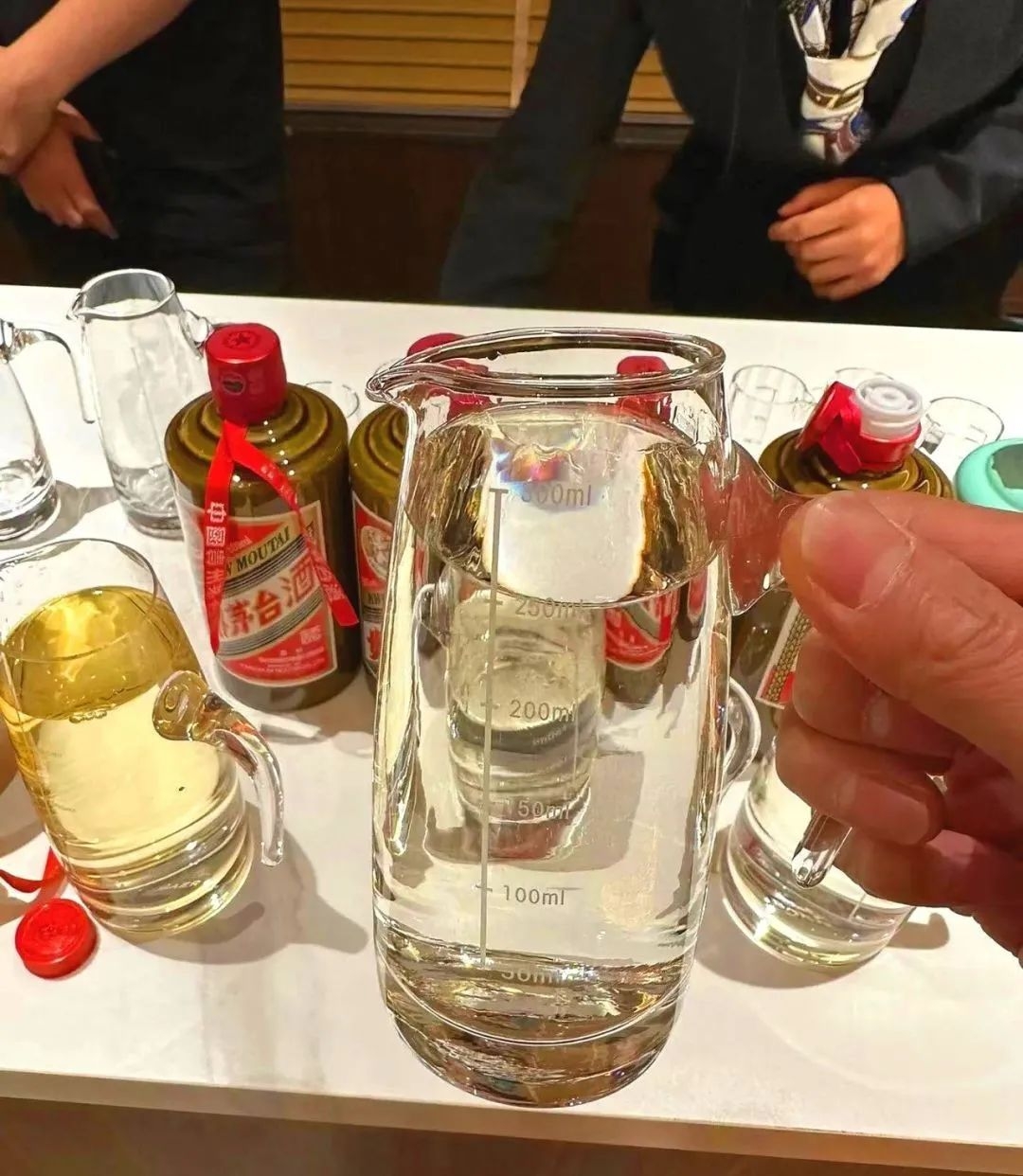 茅台新酒.jpg 5招快速分辨茅台是自然陈黄,还是人工染色造假(图2)