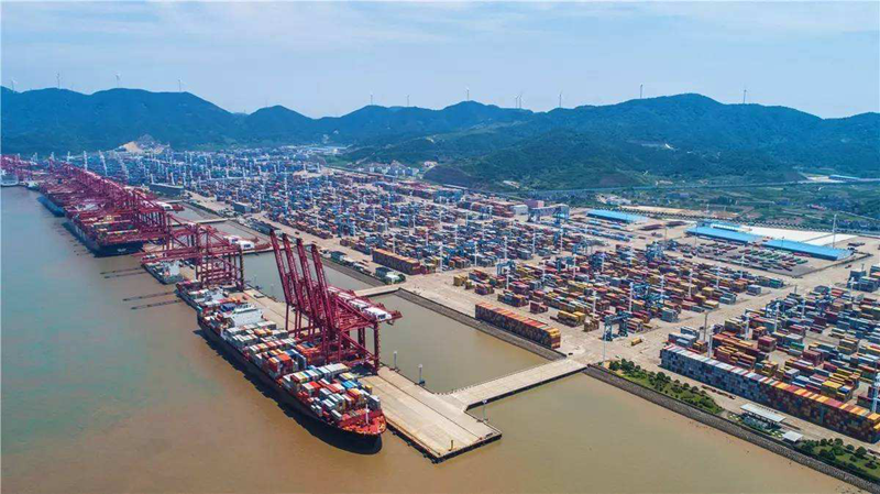 浙江：宁波舟山港迎来全球最大集装箱船