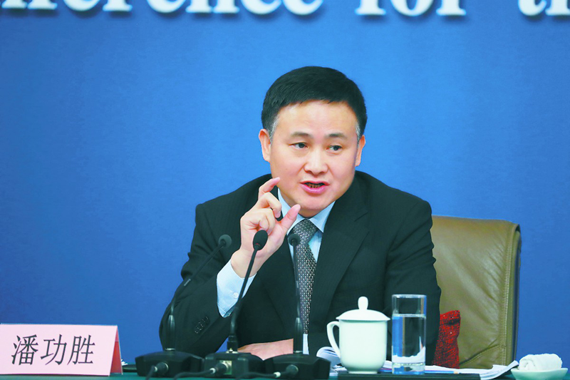 潘功胜接棒郭树清，出任央行党委书记，曾著书记录银行股改