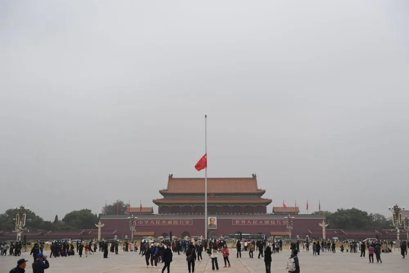 首都天安门和香港特区等多地下半旗悼念国务院原总理李克强