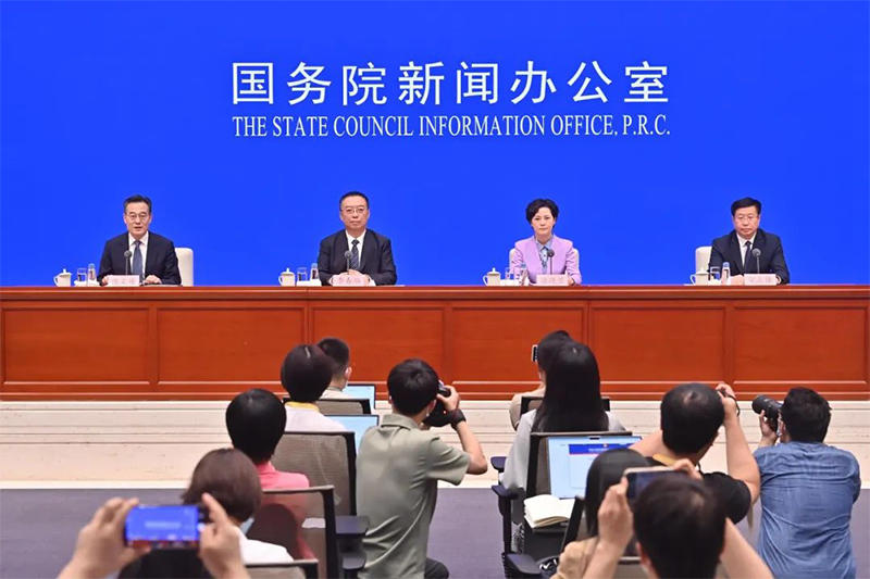 国家发展改革委副主任李春临出席国新办举行的促进民营经济发展壮大新闻发布会 介绍相关情况并回答记者提问