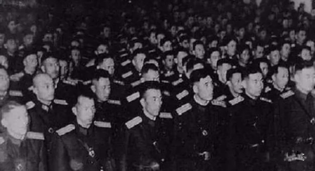 1955年授衔，3000多老红军怎么安排？主席批示：红军不下校