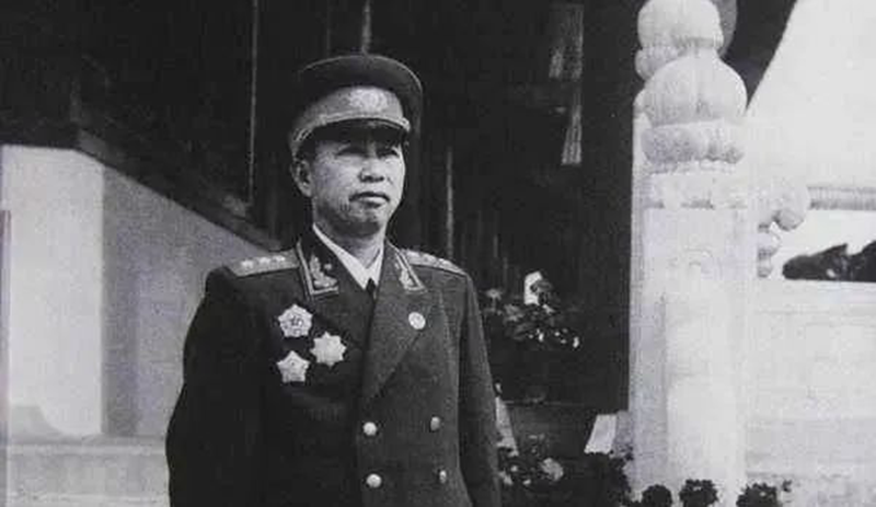 刘亚楼衣锦还乡，却被村民问到一句话，此后他再也没有回过家乡