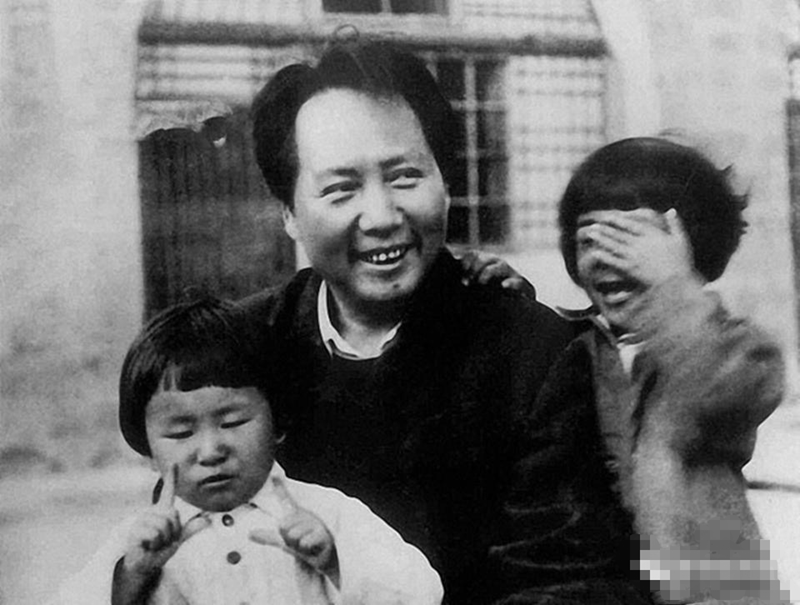 1958年，李讷去南昌看望贺子珍，李讷甜甜的叫贺子珍“妈妈”，让贺子珍感动落泪