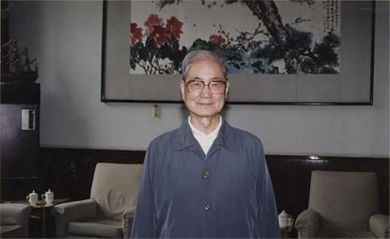 他是唯一在世的中共第一代领导人，官至正国级，曾是周总理秘书，现106岁