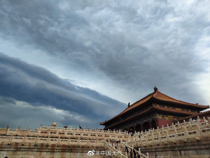 雷雨云团过境，北京天空现壮观弧状云