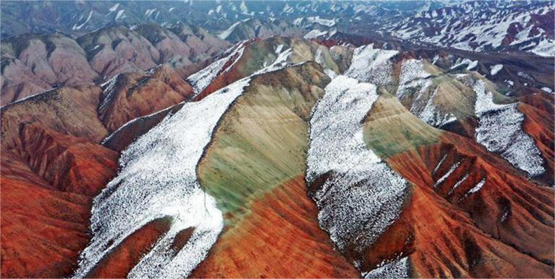 新疆昌吉：雪落丹霞 半山水墨半山诗