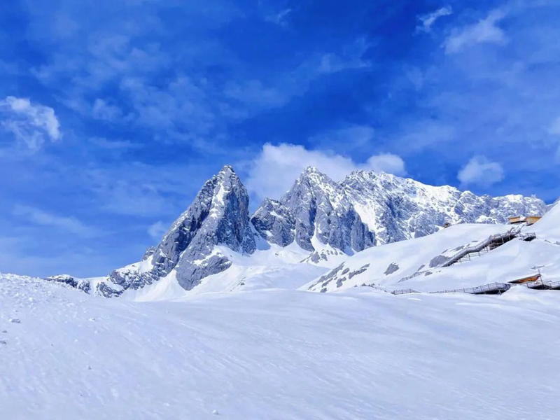 玉龙雪山往返香格里拉，邀你坐上火车穿行最美画廊！