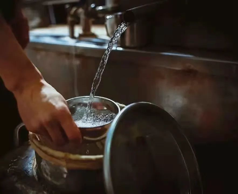 用这一杯酒，鼓励自己
