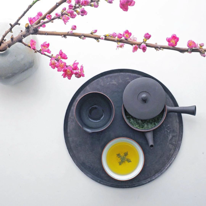 上一壶茶，插几枝花