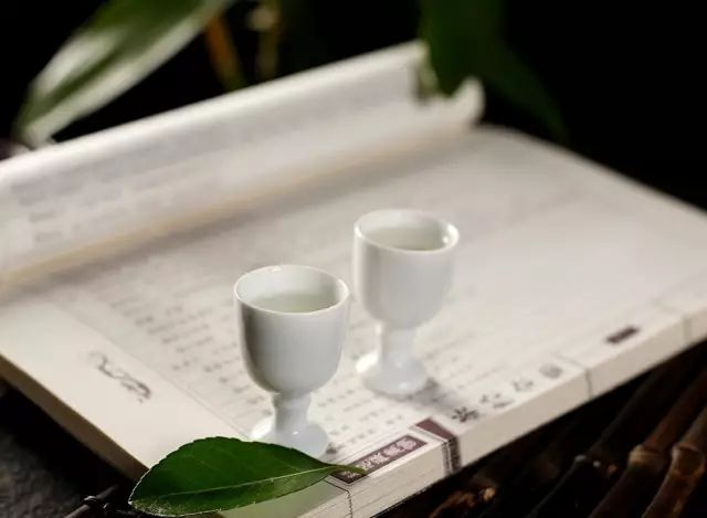 是李白成就了酒，还是酒成就了李白？