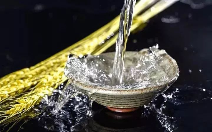 忽有故人心上过，泪满春衫酒满壶
