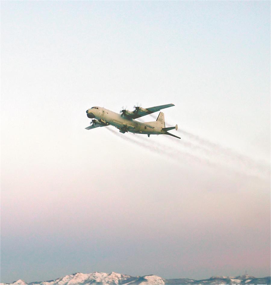 战鹰巡航海天间，海军航空兵某部开展反潜训练