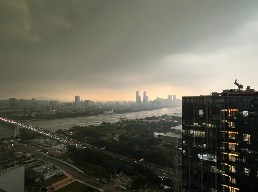 罕见！长达600公里的强飑线正在横扫广东！香港、澳门发出预警