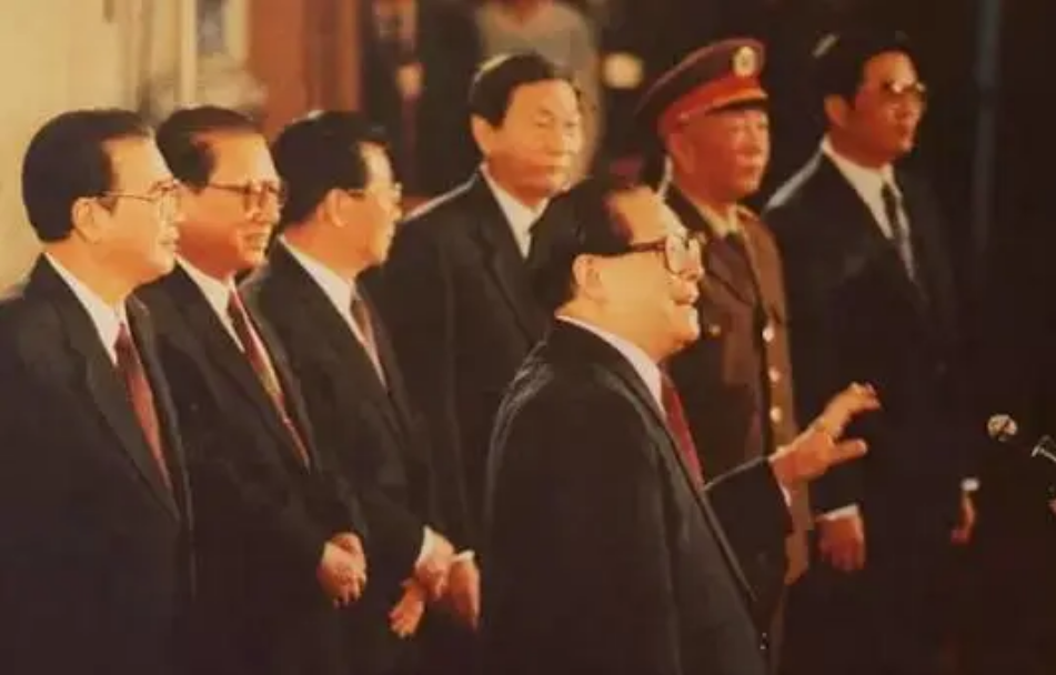 39岁的胡锦涛，是如何脱颖而出“接班”的？