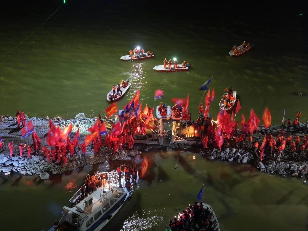 现场画面！洞庭湖大堤决口完成封堵
