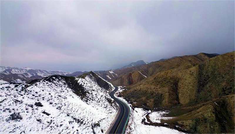 新疆昌吉：雪落丹霞 半山水墨半山诗3.jpg
