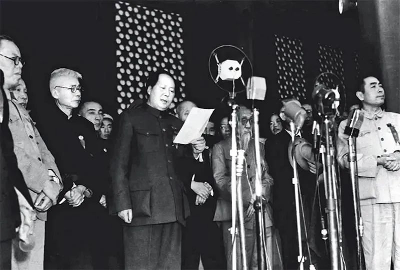 1949年10月1日，毛泽东在天安门城楼上庄严宣告：“中华人民共和国中央人民政府今天成立了。” 图源：新华社.jpg