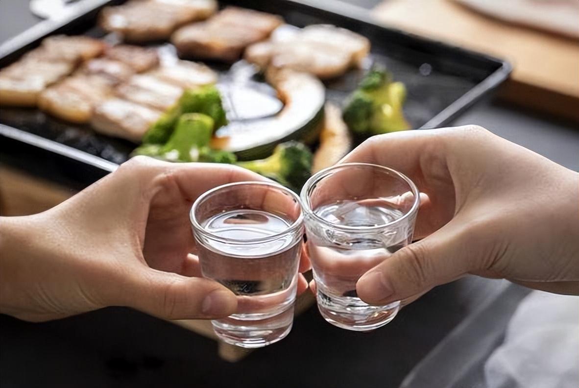 喝“白酒”和“啤酒”，哪个对身体伤害大？建议男性朋友了解一下(图3)