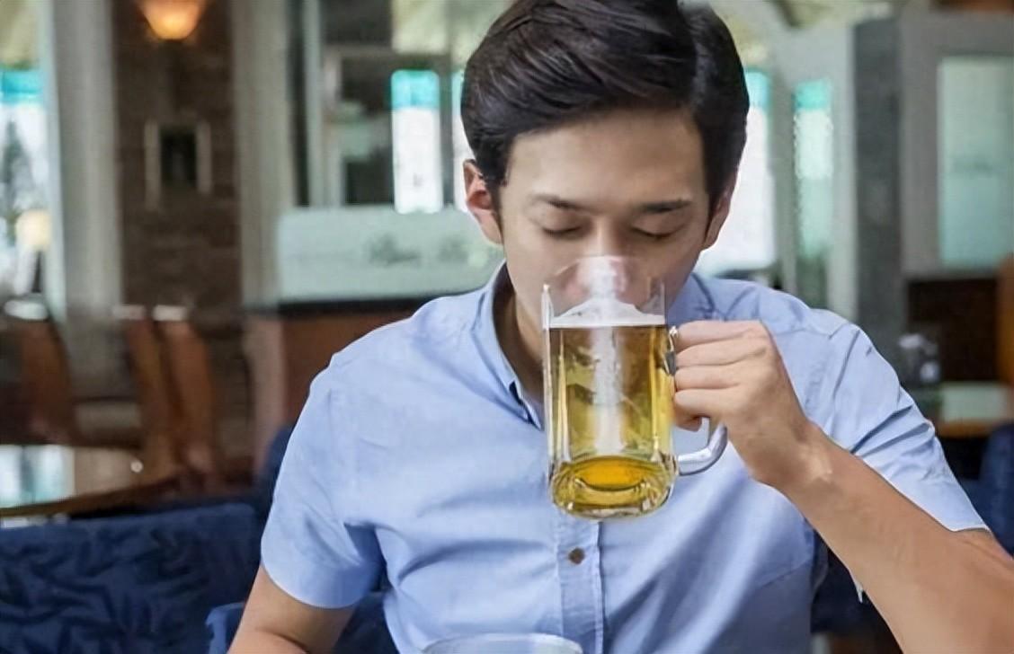 喝“白酒”和“啤酒”，哪个对身体伤害大？建议男性朋友了解一下(图1)