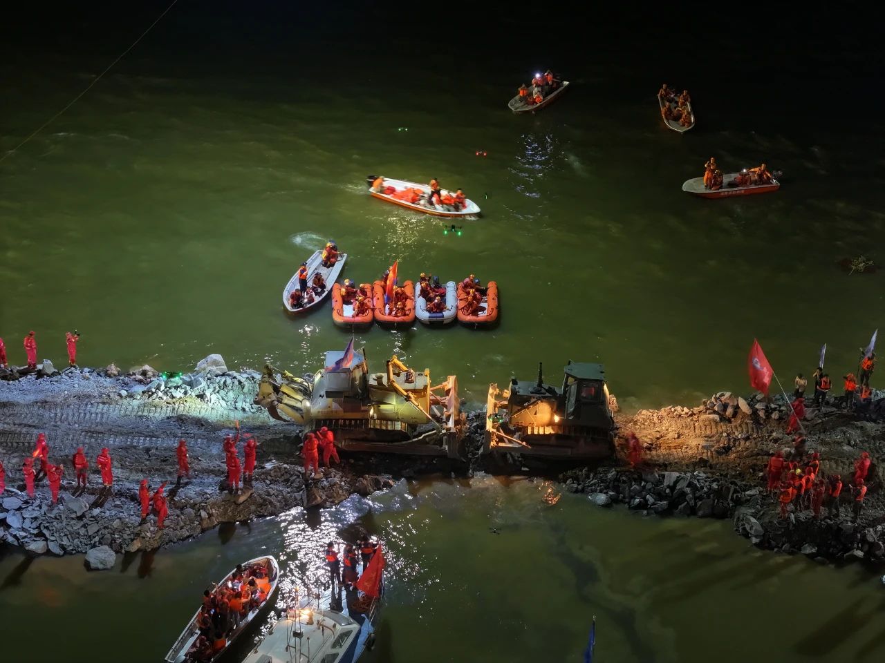 洞庭湖大堤决口完成封堵1.jpg